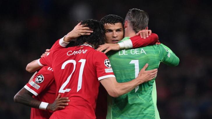 Manchester United players celebrate Ronaldo goal